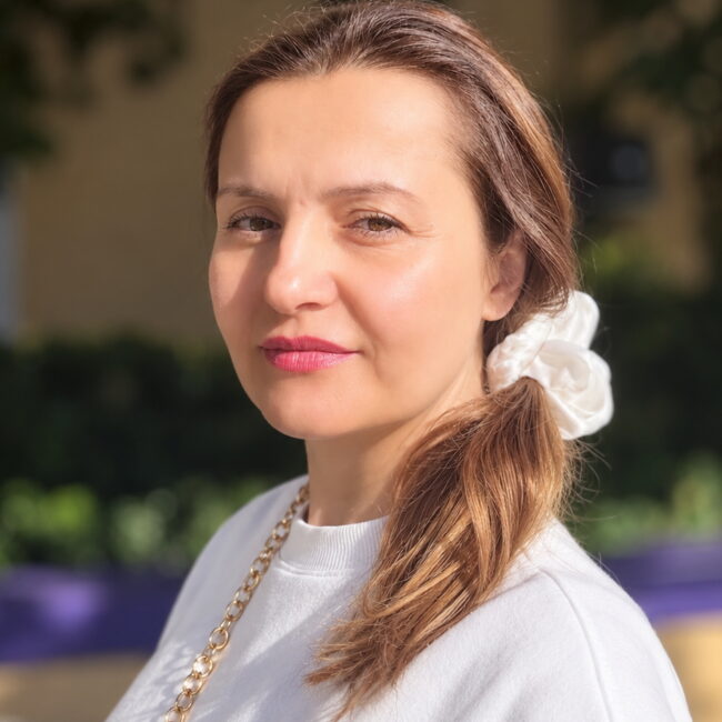 Woman wearing a Pearl White 22 Momme Mulberry Silk Scrunchie by Sigma Silk