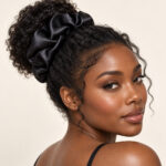 Woman wearing a 22 Momme Mulberry Silk Scrunchie Midnight noir by Sigma Silk