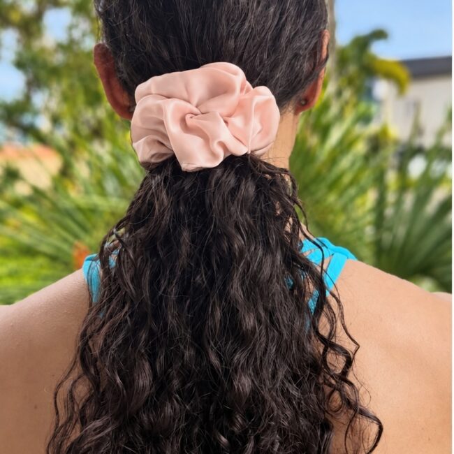 Woman wearing a 22 Momme Mulberry Silk Scrunchie Smoky Rose by Sigma Silk