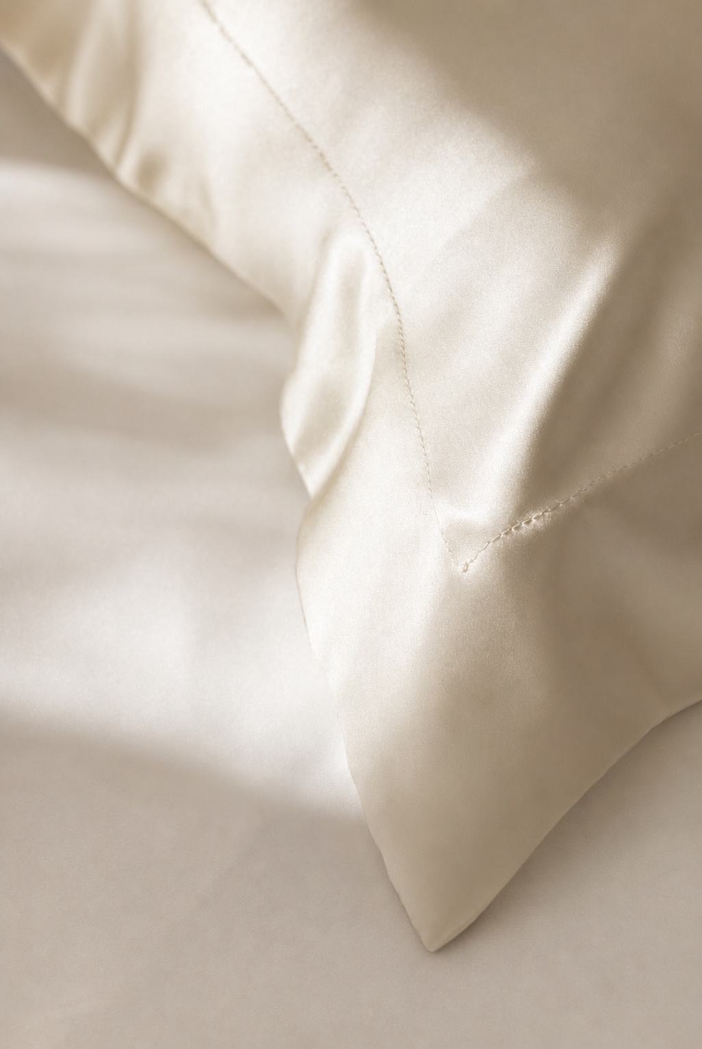 Ivory2 Ivory Charmeuse Silk Oxford Pillowcase Corner Detal